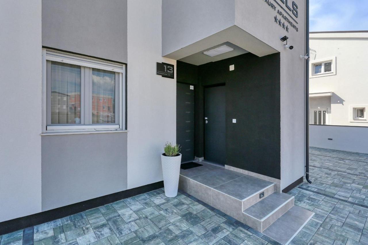 Luxury Apartments Hills Vir Exterior photo